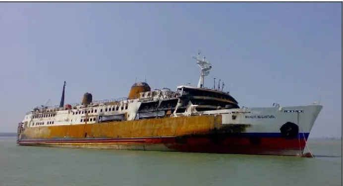 Gambar I-1 KM. Mandiri Nusantara Setelah Terbakar dan lego jangkar di perairan Gresik 