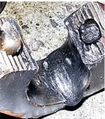 Gambar I-10: Bagian bawah stang piston menunjukan adanya bekas goresan dan benturan 