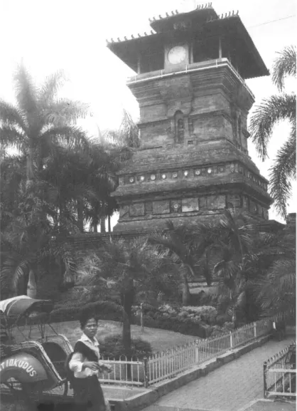 Foto  3:  Menara  mesjid  Kudus,  menurut  cerita  rakyat  didirikan  oleh  Sunan  Kudus  pada  awal  Islamisasi  di  tanah  Jawa,  karena  itu  bentuknya  mirip  arsitektur  candi  zaman  Majapahit