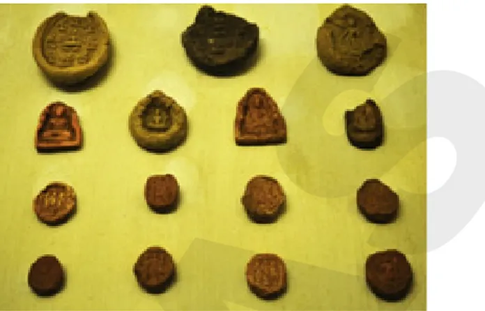 Foto 8.  Votive–votive  tablet  di  Museum  Kerajaan  Chonburi berasal dari situs Dvaravati abad  ke-5-6  M,  votive  tablet  serupa  juga  di  temukan  di Situs Sarangwati Palembang dan Batujaya  Jawa Barat  (Dok