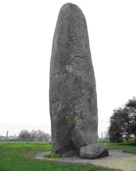 Gambar 3.Bangunan Menhir 
