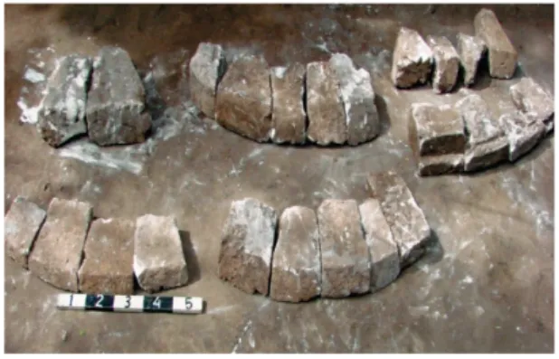 Gambar 3. Batu kapur dengan berbagai jenis takikan,  hasil ekskavasi Situs Aimoli, Alor Baratlaut.