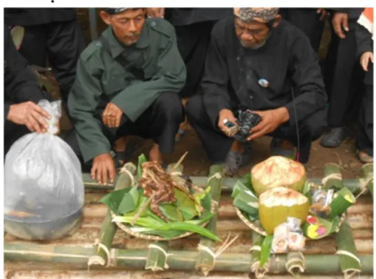 Gambar 16. Seorang sesepuh sedang  melubangi buah kelapa muda  Sumber: Dokumentasi BPNB Bandung, 2014