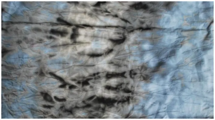 Gambar 5. Tie dye bahan jeans tipis dengan bleaching dan teknik ikat pada botol 