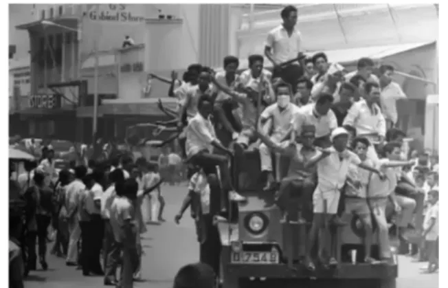 Gambar pada soal adalah aksi Kesatuan Aksi Mahasiswa Indonesia (KAMI) pada tahun 1966 yang mengajukan Tritura