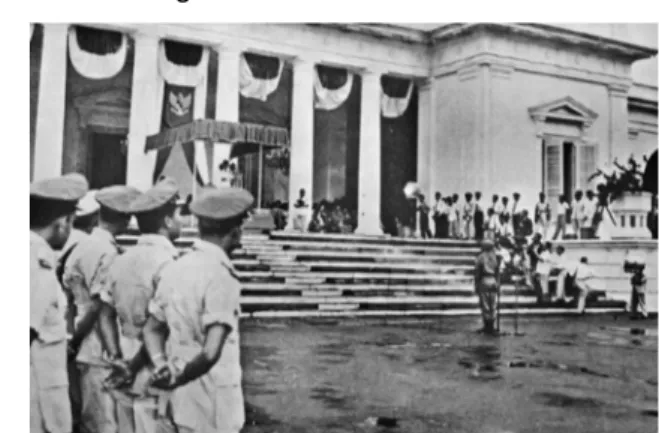 Gambar pada soal adalah pembacaan Dekret Presiden 5 Juli 1959. Peristiwa tersebut memiliki dampak besar bagi kehidupan politik di Indonesia.