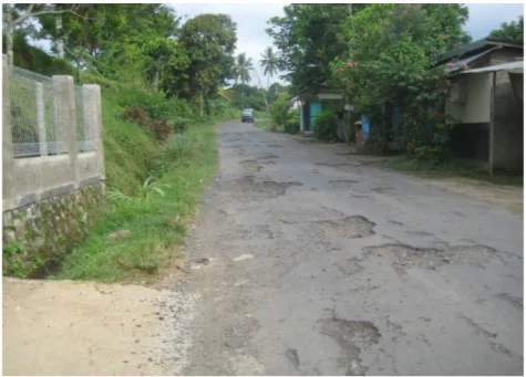Gambar 6.1 Jalan Desa Sawan-Lemukih-Desa Pegayaman yang rusak   Sumber: Budiarta, 2010