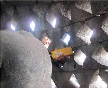Foto 5. Pengukuran menggunakan magnetic susceptibility  meter pada tubuh arca di dalam stupa teras (Dok: Tim 