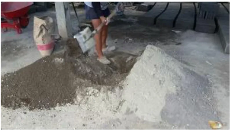 Gambar 4.3. Proses Mengaduk Semen dan Pasir 