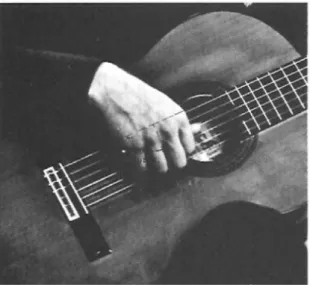Gambar 5. The Right hand is placed toward the lower end  of the sound hole dari Christoper Parkening 