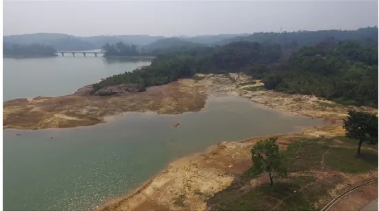 Gambar 1.Waduk Sei Ladi yang Menyusut (Sumber: Dokumentasi PT. ATB ) ) 