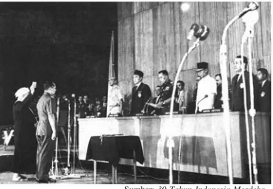 Gambar 1.6 Pelantikan Soeharto sebagai pejabat presiden menandai pergantian Orde Lama dengan