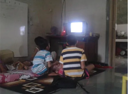 Gambar 17.  Anak-anak  menggunakan  televisi untuk  bermain PlayStation  di ruang keluarga