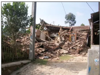 Gambar 1. Kerusakan Rumah akibat Gempa Bumi  Jawa  Barat, 2009