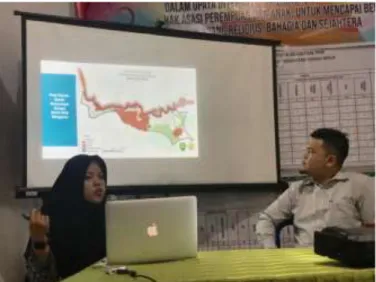 Gambar 2. Memberikan penjelasan peta tematik daerah rawan banjir   di Kecamatan Sungai Serut Kota Bengkulu oleh pemateri kepada peserta  