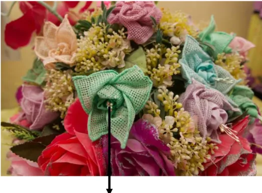 Gambar 5.3 Hiasan bunga dari kain karawo ikat  Sumber : foto pribadi, Januari 2019 