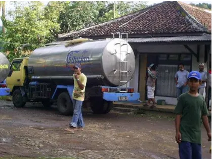 Gambar 6.  Industri Air Minum Refill dari Mata Air Cihujan Desa Cibojong. 