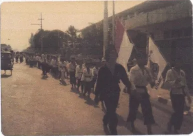 Gambar  12  Longmarch  siswa  PerPI melintas  di depan  Pendopo  Agung  Tamansiswa 