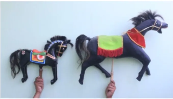Gambar 10. Kiri boneka hewan kuda bahan utama kayu berbobot 1400 gram dan kanan hewan kuda dengan bahan sterooform bekas dengan bobot