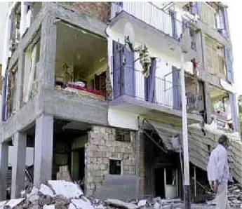 Gambar 2.1 Bangunan tanpa base isolator (Gempa di Algeria,2003) 