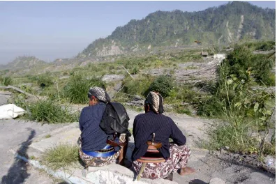 Gambar II.18 : Abdi dalem setelah upacara Labuhan Merapi selesai 