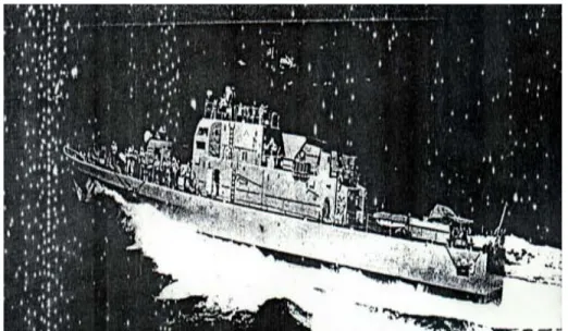 Gambar 1.3:  Kapal planing hull, bagian depan kapal terangkat ketika  Melaju pada kecepatan tinggi