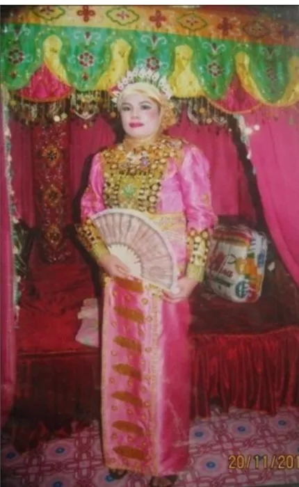 Gambar 7. Artefak Pakaian Adat Madipungu (Foto dok.penulis, Juni 2013)  Makna  simbolik  dari  pakaian  adat  madipungu  terletak  pada  aksesorisnya,  yaitu  tujuh  nafsu  yang  menentukan  martabat  manusia