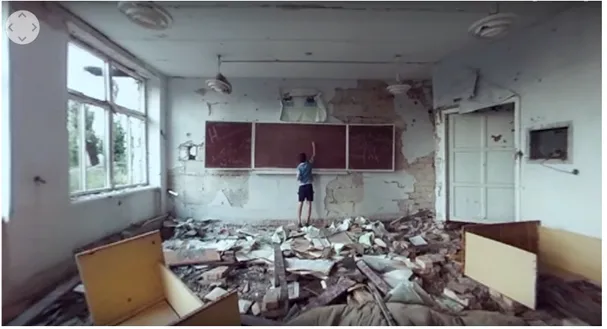 Gambar	9.	Oleg	menulis	di	papan	tulis,	di	sekolah	yang	telah	hancur.	(Sumber	:	The	Displaced,	2015)