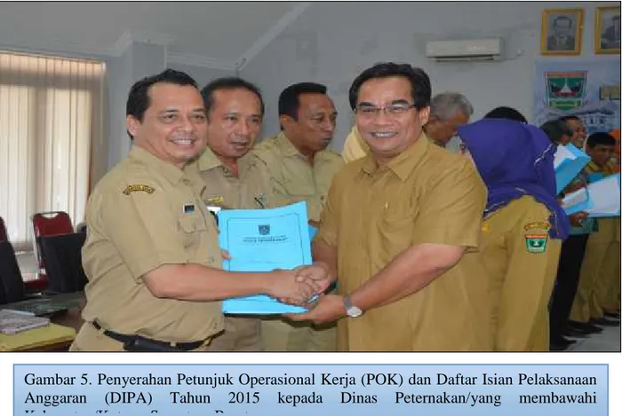 Gambar 5. Penyerahan Petunjuk Operasional Kerja (POK) dan Daftar Isian Pelaksanaan Anggaran  (DIPA)  Tahun  2015  kepada  Dinas  Peternakan/yang  membawahi Kabupaten/Kota se Sumatera Barat.