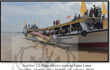 Gambar 1.2 Naga dibawa menuju Kutai Lama  Sumber : Dokumentasi Pribadi (28 Agustus 2016) 