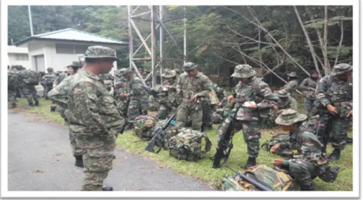 Gambar 10: Jurulatih pasukan memantau persiapan tempur yang dilakukan AW- AW-PSIS sebelum pasukan memasuki lokasi latihan
