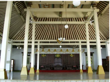 Gambar 1: Penataan yang serba simetri selalu tercermin dalam penataan interior rumah  Jawa (foto: Joko Budiwiyanto, 2008)