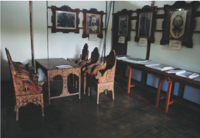 Gambar 4. Meja dan Kursi Peradilan Koleksi Museum  di Kerta Gosa. (Sumber: Dokumen pribadi)