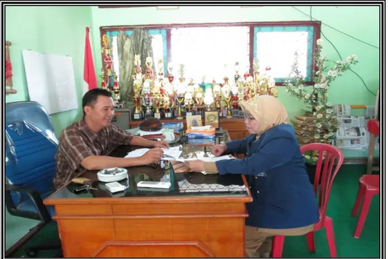 Gambar 3: Wawancara Peneliti dengan Kepala  Sekolah Menengah Atas  Negeri 2 Seluma, Bapak Syahjudin, S.Pd, M.Pd 