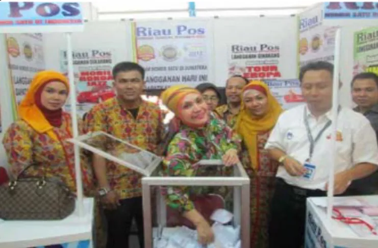 Gambar 3: Pencabutan Kupon pada event Gebyar Riau Pos di Riau Expo 2012  Sumber: Riau Pos, 2012 