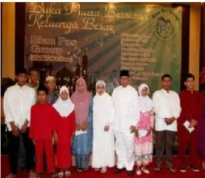 Gambar 6: Acara berbuka puasa bersama serta santunan kepada anak Yatim  Sumber: Riau Pos, 2012 