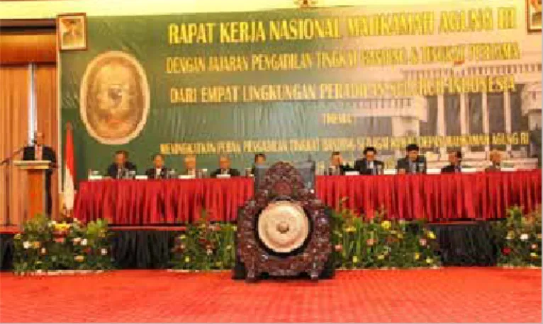 FOTO BERSAMA – Ketua Mahkamah Agung RI foto bersama dengan  delegasi negara ASEAN peserta pertemuan (6/11/2011)