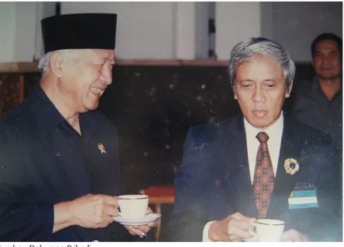 Gambar 16. Tahun 1996, Presden Suharto memberkan petunjuk kepada Umar Sad, selaku  Sekjen Departemen Pertambangan dan Energ, tentang cara-cara menyuburkan kembal 