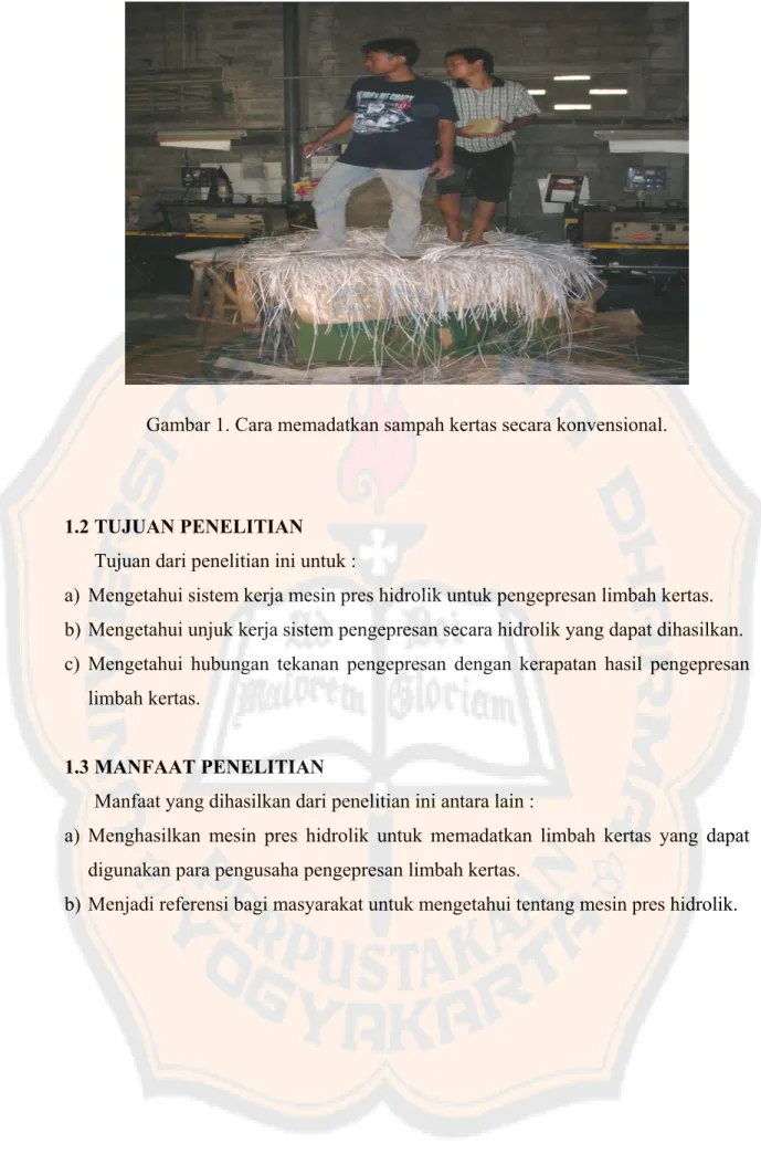 Gambar 1. Cara memadatkan sampah kertas secara konvensional. 