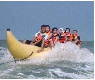 Gambar 2.4. Banana Boat di Pantai Pasir Putih 