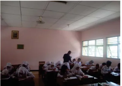 Gambar 6: Suasana Kelas Ketika Kegiatan Merevisi Puisi Berlangsung