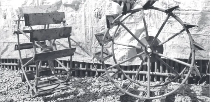 Gambar 4. Sirip dan sistem engsel roda untuk lahan sawah Subang Gambar 3. Prototipe roda besi bersirip gerak untuk lahan sawah Subang