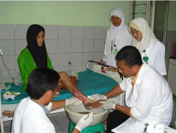Gambar 2 : Kondisi Kerja perawat dalam memberikan perawatan luka  https://aminetn.files.wordpress.com/2009/12/cimg0467.jpg 