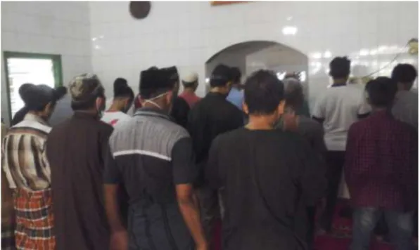 Gambar 3. Foto Pelaksanaan shalat Zuhur pedagang pasar di musholla Baitul  Muqoddim. (Dokumentasi tanggal 13 Juni 2018) 