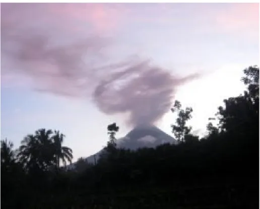 Foto Awan Berbentuk Petruk Pada Peristiwa Meletusnya Gunung  Merapi Di Yogyakarta