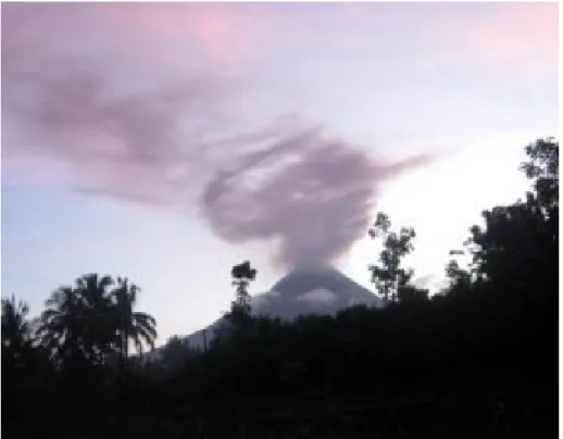 Foto Awan Berbentuk Petruk Pada Peristiwa Meletusnya Gunung  Merapi Di Yogyakarta