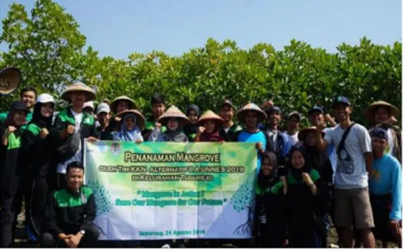 Gambar 4. Penyampaian Materi Bagaimana  Cara menanam Mangrove yang baik dan benar 