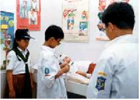 Gambar yang ditampilkan menggambarkan kegiatan para kader PMR yang sedang melakukan suatu kegiatan, sehingga judul untuk gambar tersebut adalah Kegiatan Palang Merah Remaja (PMR)