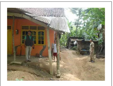 Gambar 9. Rumah warga yang mulai roboh karena gerakan tanah tipe rayapan, berada di Dusun  Tangkisan 2