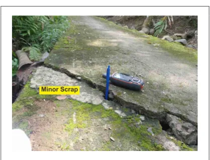 Gambar 8. Longsor pada lereng yang menutup rumah, ditemukan banyak rekahan (minor scrap)
